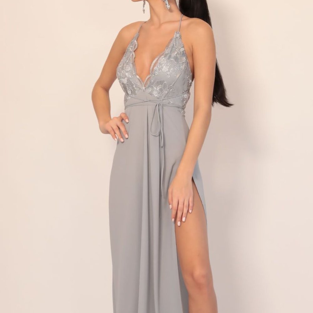 Lucy in the Sky Daniela Silver Lace Plunge Maxi in Grey Dress Size Small